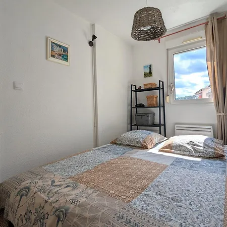 Centre : T2 Avec Loggia, Parking Securise Et Proche - Fr-1-420-61 Apartamento